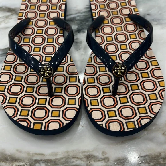 Tory Burch Flip Flops. SZ 7. Navy patent thong. Navy gold logo. - Picture 4 of 5